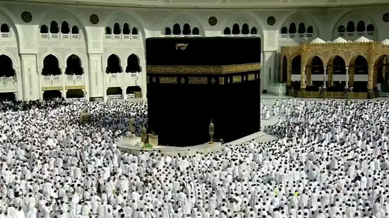 صلاة الغائب على مفتي المملكة بالمسجد الحرام بتوجيه من خادم الحرمين الشريفين